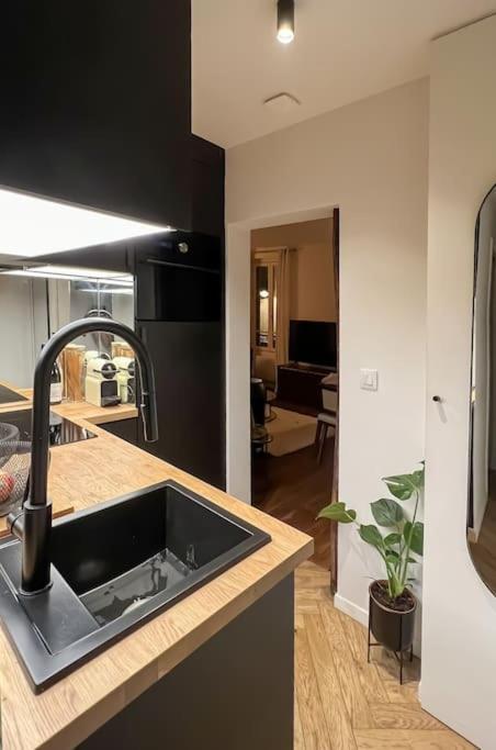 Why ? Why Montmartre ? Appartement Parijs