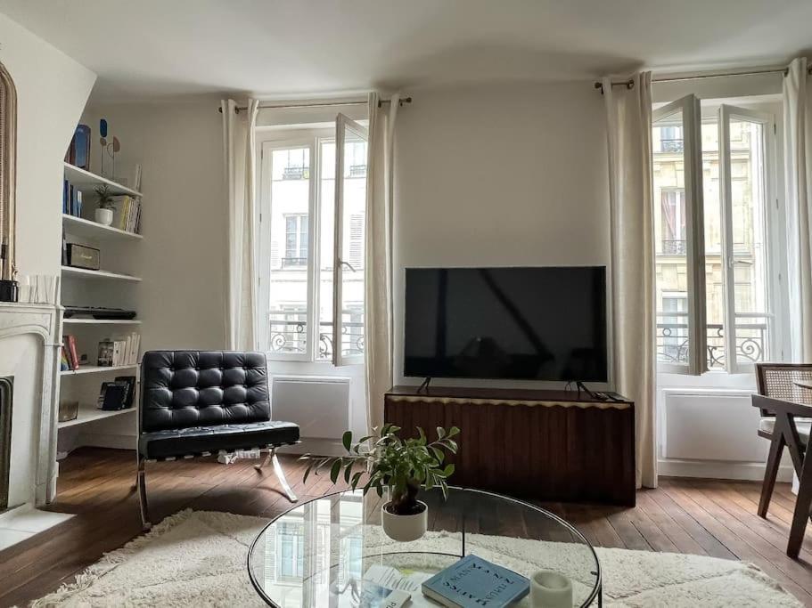 Why ? Why Montmartre ? Appartement